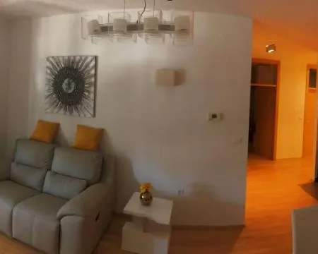 Angela With Private Garage Slot Apartment Pula