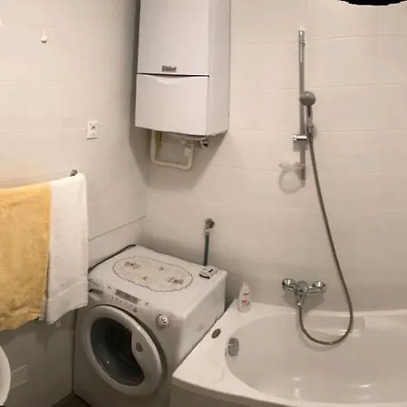 Angela With Private Garage Slot Apartman *